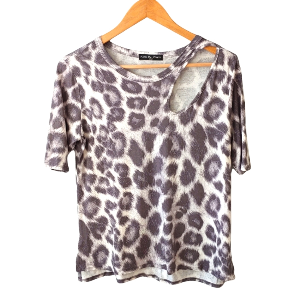Kim & Cami Grey and White Leopard Print Short Sleeve Top with Cutout Size S